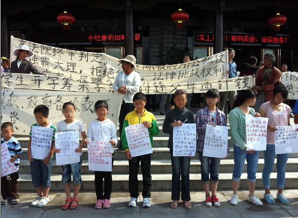 A group of 13 children drew widespread attention in China last week by helping their parents claim wages held in arrears.[Photo/Sina.com.cn]