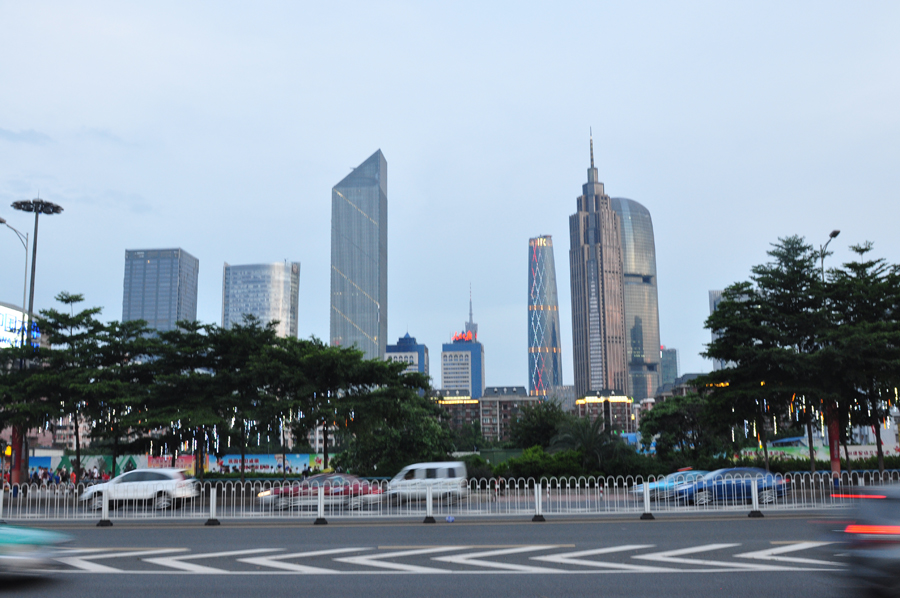 广州街景，摄于2012年7月。广州的美食享誉世界。作为中国南方最大、历史最悠久的对外通商口岸，广州是世界著名的港口城市之一，也是中国历史文化名城。[中国网]