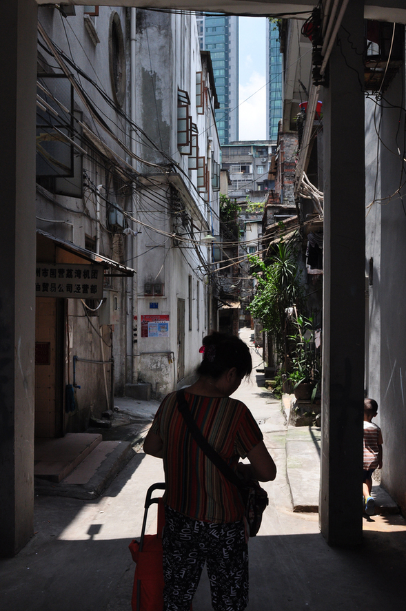 Shangxiajiu Pedestrian Street in Liwan District, Guangzhou, is one of the busiest commercial pedestrian streets in China. Located in the old town of Xiguan, the 1,218-meter-long street is lined with more than 300 shops.