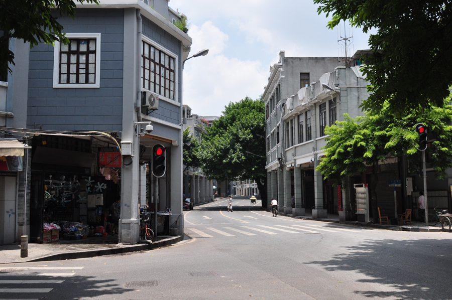 上下九步行街地处广州市荔湾区（俗称西关）的上九路、下九路、第十甫路，是广州市三大传统繁荣商业中心之一，蜚声海内外。全长约1218米，共有各类商业店铺300多间。在漫长的历史长河中，这里逐步形成了当今商业步行街中西合璧的四大西关风情特色，并构筑成一副独特的、绚丽多姿的西关风情画。[中国网]