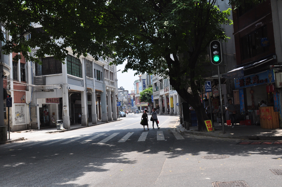 上下九步行街地处广州市荔湾区（俗称西关）的上九路、下九路、第十甫路，是广州市三大传统繁荣商业中心之一，蜚声海内外。全长约1218米，共有各类商业店铺300多间。在漫长的历史长河中，这里逐步形成了当今商业步行街中西合璧的四大西关风情特色，并构筑成一副独特的、绚丽多姿的西关风情画。[中国网]