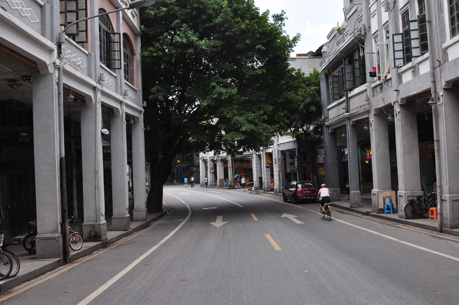 Shangxiajiu Pedestrian Street in Liwan District, Guangzhou, is one of the busiest commercial pedestrian streets in China. Located in the old town of Xiguan, the 1,218-meter-long street is lined with more than 300 shops.