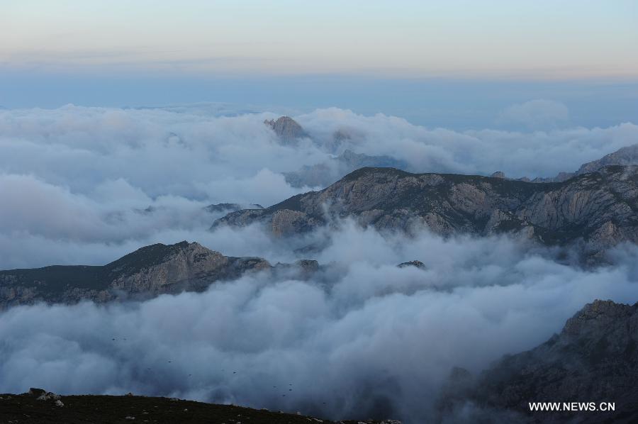 Photo taken on Aug. 16, 2012 shows the cloud sea scenery over Taizi Mountain in Linxia Hui Autonomous Prefecture, northwest China's Gansu Province. (Xinhua/Zhu Xulong) 