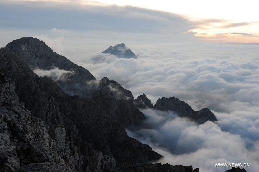 Photo taken on Aug. 16, 2012 shows the cloud sea scenery over Taizi Mountain in Linxia Hui Autonomous Prefecture, northwest China's Gansu Province. (Xinhua/Zhu Xulong) 