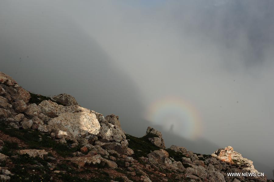 Photo taken on Aug. 16, 2012 shows the cloud sea scenery over Taizi Mountain in Linxia Hui Autonomous Prefecture, northwest China's Gansu Province. (Xinhua/Zhu Xulong) 