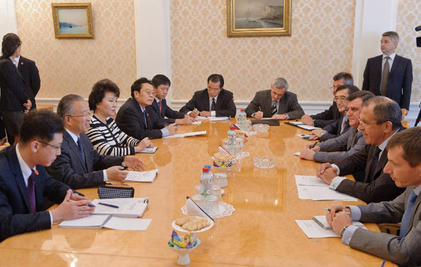 Chinese State Councilor Dai Bingguo (2nd L) meets with Russian Foreign Minister Sergey Lavrov (2nd R) in Moscow, capital of Russia, Aug. 21, 2012.[Jiang Kehong/Xinhua] 