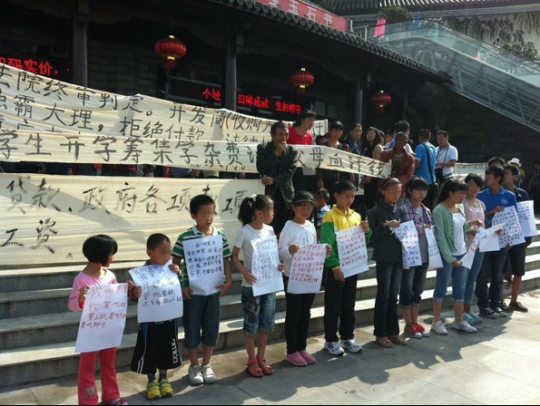 A group of 13 children drew widespread attention in China last week by helping their parents claim wages held in arrears.[Photo/Sina.com.cn]