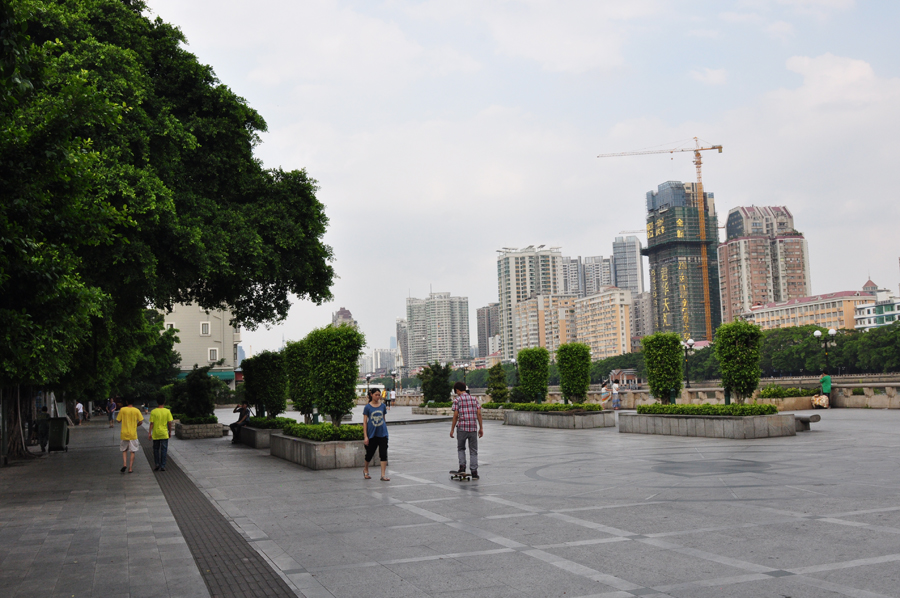 The Pearl River is the third longest river in China with a length of more than 2,000 kilometers. The river is composed of four separate river systems, which join up in Guangzhou, flow for about 70 kilometers, and then pour into the South China Sea. [China.org.cn]