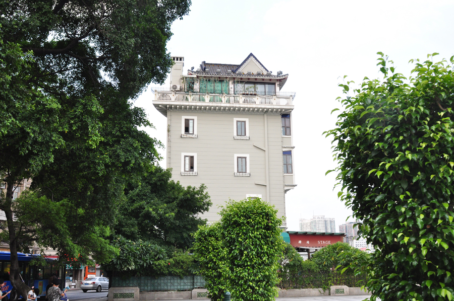 The Pearl River is the third longest river in China with a length of more than 2,000 kilometers. The river is composed of four separate river systems, which join up in Guangzhou, flow for about 70 kilometers, and then pour into the South China Sea. [China.org.cn]