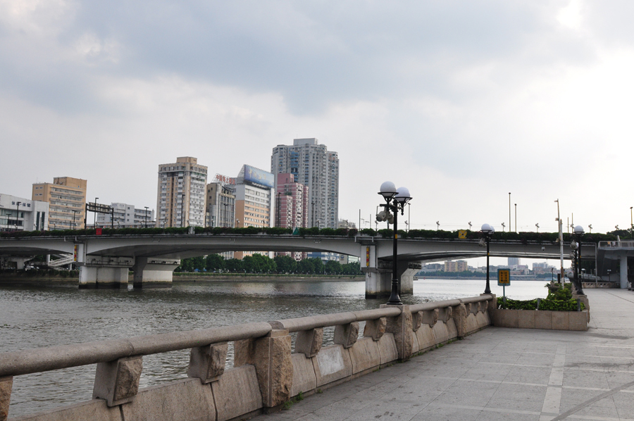 The Pearl River is the third longest river in China with a length of more than 2,000 kilometers. The river is composed of four separate river systems, which join up in Guangzhou, flow for about 70 kilometers, and then pour into the South China Sea. [China.org.cn]