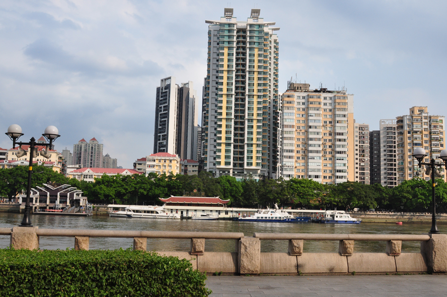 The Pearl River is the third longest river in China with a length of more than 2,000 kilometers. The river is composed of four separate river systems, which join up in Guangzhou, flow for about 70 kilometers, and then pour into the South China Sea. [China.org.cn]