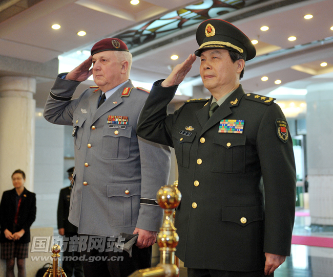 Cai Yingting, deputy chief of the general staff of the People's Liberation Army, takes a photo with a visiting Werner Frels, inspector general of the German Army, on March 13, 2012 in Beijing. [File photo] 