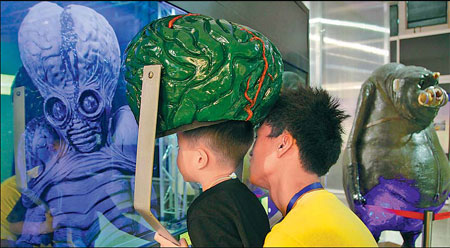 A youngster faces up to the possibility of extraterrestrial life at the Beijing exhibition. [Photo/China Daily]