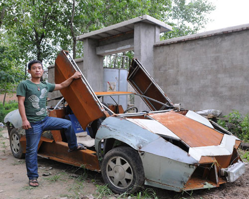 28-year-old Wang Jian from Siyang county in east China's Jiangsu province recently duplicated a mock-Lamborghini Reventon sports car with his bare hands and simple tools. [Photo: cfp.cn]