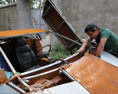 28-year-old Wang Jian from Siyang county in east China's Jiangsu province recently duplicated a mock-Lamborghini Reventon sports car with his bare hands and simple tools. [Photo: cfp.cn]