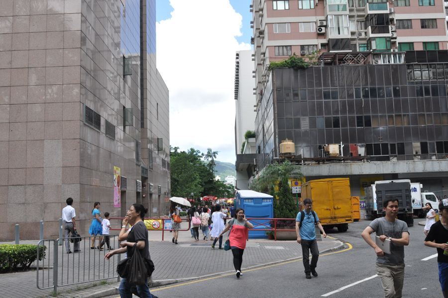 香港将华人智慧与西方社会制度优势合二为一，是中西方文化交融的地方，亦是世界著名的金融和贸易中心，素有东方之珠的美誉。[中国网]