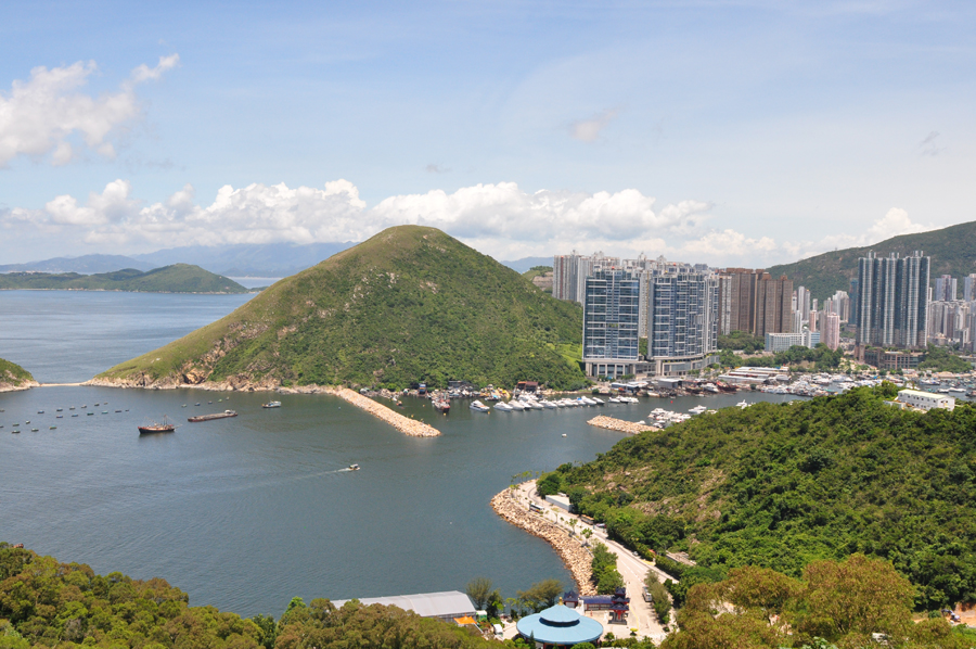 香港海洋公园是香港一个以海洋为主题的大型主题公园，位于香港南区的黄竹坑，1977年1月10日落成启用，拥有全东南亚最大的海洋水族馆及主题游乐园，凭山临海，旖旎多姿，是访港旅客最爱光顾的地方。