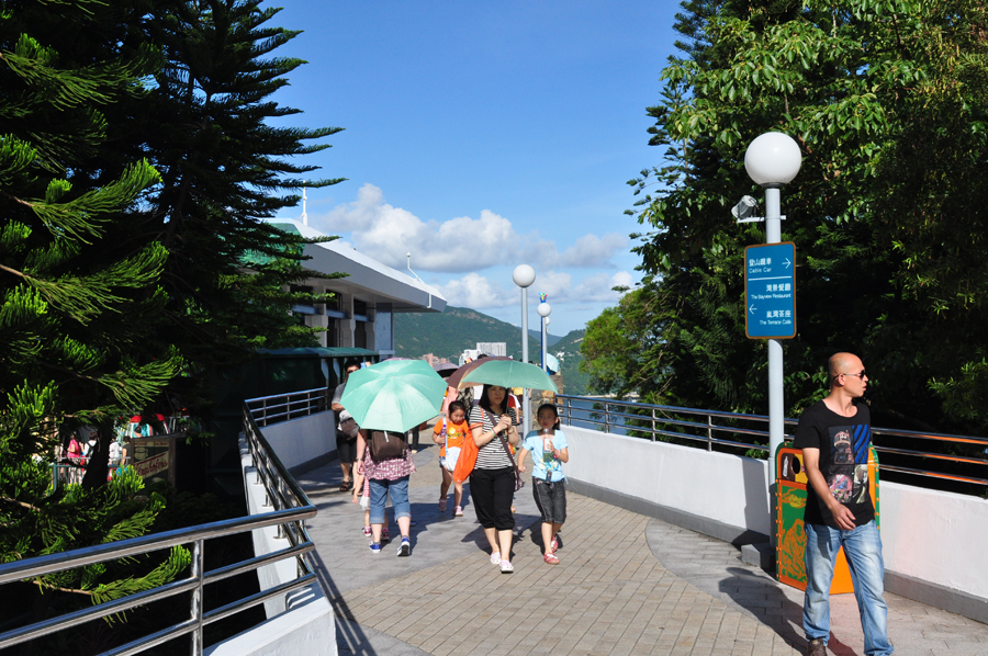 香港海洋公园是香港一个以海洋为主题的大型主题公园，位于香港南区的黄竹坑，1977年1月10日落成启用，拥有全东南亚最大的海洋水族馆及主题游乐园，凭山临海，旖旎多姿，是访港旅客最爱光顾的地方。