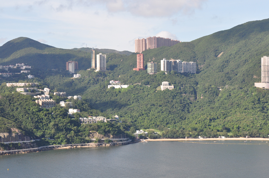 香港海洋公园是香港一个以海洋为主题的大型主题公园，位于香港南区的黄竹坑，1977年1月10日落成启用，拥有全东南亚最大的海洋水族馆及主题游乐园，凭山临海，旖旎多姿，是访港旅客最爱光顾的地方。