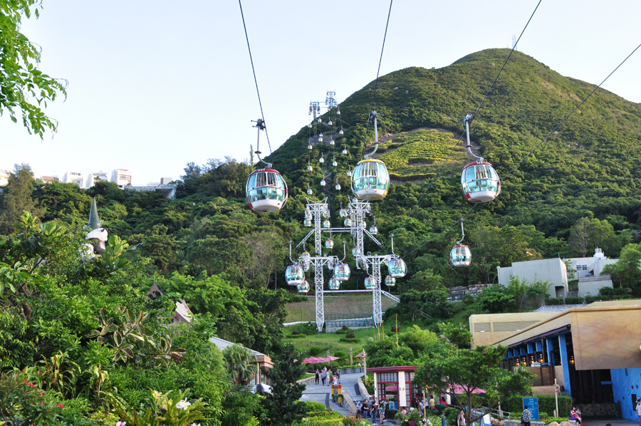 香港海洋公园是香港一个以海洋为主题的大型主题公园，位于香港南区的黄竹坑，1977年1月10日落成启用，拥有全东南亚最大的海洋水族馆及主题游乐园，凭山临海，旖旎多姿，是访港旅客最爱光顾的地方。