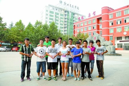A dozen college students in Henan province plan to book 200 hotel rooms in which migrant workers' families can reunite during the Qixi Festival
