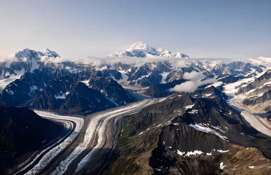 Photo shows a bird's view of mountains of the Alaska Range in Alaska, the United States. The Alaska Range is a relatively narrow, 650-km-long mountain range in the south-central region of Alaska, from Lake Clark and its southwest end to the White River in Canada's Yukon Territory in the southeast. The highest mountain in North America, Mount McKinley, is in the Alaska Range. [Xinhua]