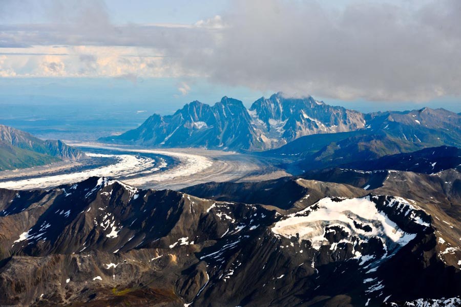 Photo shows a bird's view of mountains of the Alaska Range in Alaska, the United States. The Alaska Range is a relatively narrow, 650-km-long mountain range in the south-central region of Alaska, from Lake Clark and its southwest end to the White River in Canada's Yukon Territory in the southeast. The highest mountain in North America, Mount McKinley, is in the Alaska Range. [Xinhua]