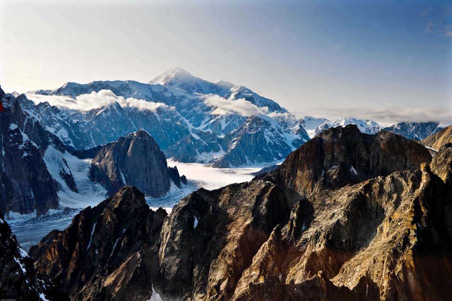 Photo shows a bird's view of mountains of the Alaska Range in Alaska, the United States. The Alaska Range is a relatively narrow, 650-km-long mountain range in the south-central region of Alaska, from Lake Clark and its southwest end to the White River in Canada's Yukon Territory in the southeast. The highest mountain in North America, Mount McKinley, is in the Alaska Range. [Xinhua]