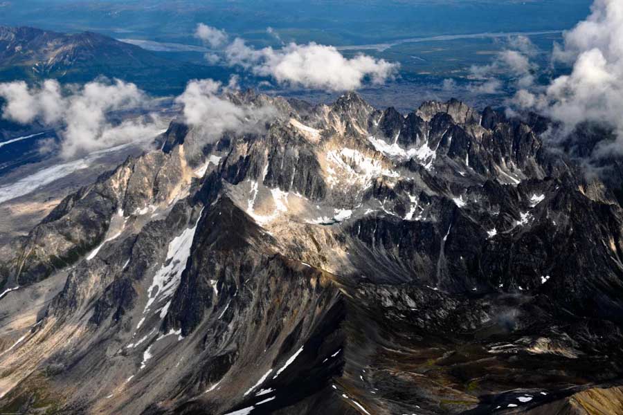 Photo shows a bird's view of mountains of the Alaska Range in Alaska, the United States. The Alaska Range is a relatively narrow, 650-km-long mountain range in the south-central region of Alaska, from Lake Clark and its southwest end to the White River in Canada's Yukon Territory in the southeast. The highest mountain in North America, Mount McKinley, is in the Alaska Range. [Xinhua]