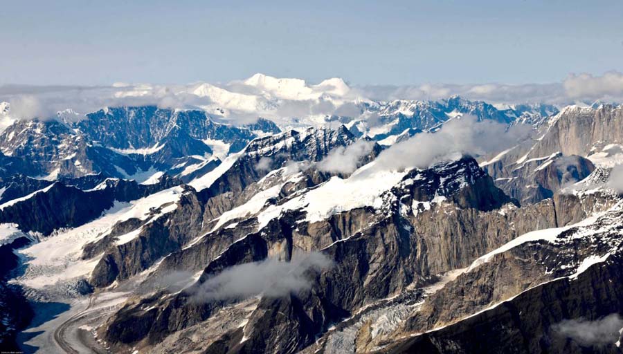 Photo shows a bird's view of mountains of the Alaska Range in Alaska, the United States. The Alaska Range is a relatively narrow, 650-km-long mountain range in the south-central region of Alaska, from Lake Clark and its southwest end to the White River in Canada's Yukon Territory in the southeast. The highest mountain in North America, Mount McKinley, is in the Alaska Range. [Xinhua]