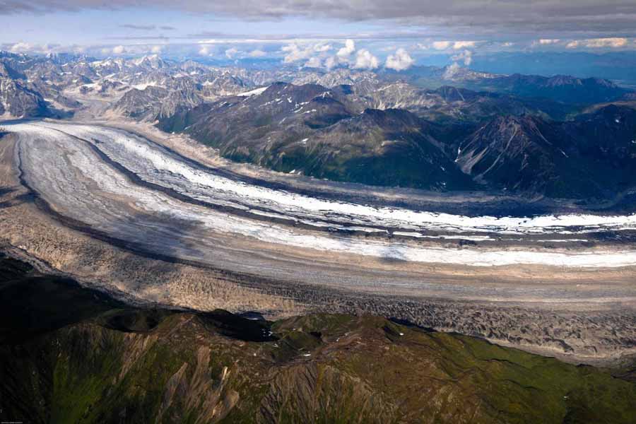 Photo shows a bird's view of mountains of the Alaska Range in Alaska, the United States. The Alaska Range is a relatively narrow, 650-km-long mountain range in the south-central region of Alaska, from Lake Clark and its southwest end to the White River in Canada's Yukon Territory in the southeast. The highest mountain in North America, Mount McKinley, is in the Alaska Range. [Xinhua]