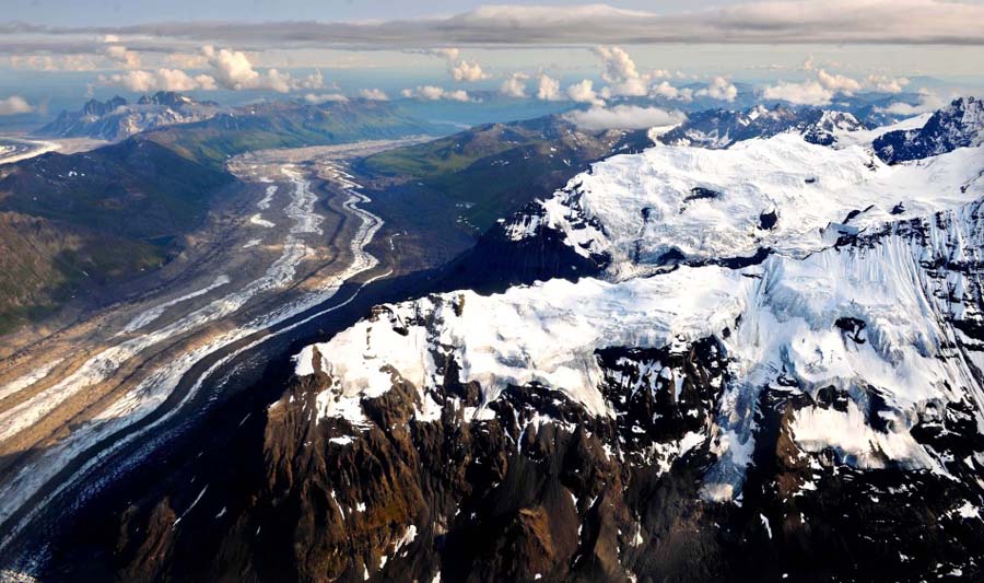 Photo shows a bird's view of mountains of the Alaska Range in Alaska, the United States. The Alaska Range is a relatively narrow, 650-km-long mountain range in the south-central region of Alaska, from Lake Clark and its southwest end to the White River in Canada's Yukon Territory in the southeast. The highest mountain in North America, Mount McKinley, is in the Alaska Range. [Xinhua]