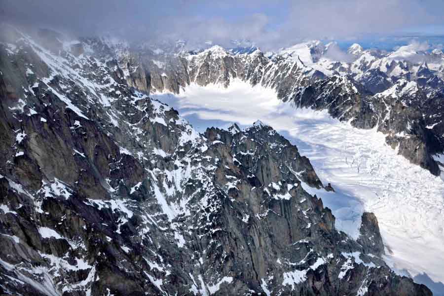 Photo shows a bird's view of mountains of the Alaska Range in Alaska, the United States. The Alaska Range is a relatively narrow, 650-km-long mountain range in the south-central region of Alaska, from Lake Clark and its southwest end to the White River in Canada's Yukon Territory in the southeast. The highest mountain in North America, Mount McKinley, is in the Alaska Range. [Xinhua]