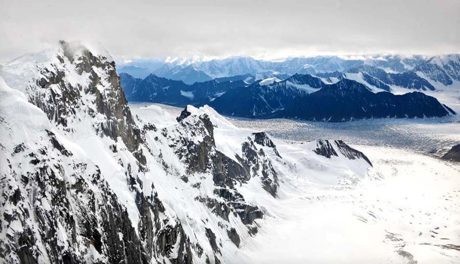 Photo shows a bird's view of mountains of the Alaska Range in Alaska, the United States. The Alaska Range is a relatively narrow, 650-km-long mountain range in the south-central region of Alaska, from Lake Clark and its southwest end to the White River in Canada's Yukon Territory in the southeast. The highest mountain in North America, Mount McKinley, is in the Alaska Range. [Xinhua]