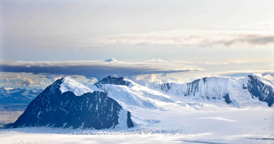 Photo shows a bird's view of mountains of the Alaska Range in Alaska, the United States. The Alaska Range is a relatively narrow, 650-km-long mountain range in the south-central region of Alaska, from Lake Clark and its southwest end to the White River in Canada's Yukon Territory in the southeast. The highest mountain in North America, Mount McKinley, is in the Alaska Range. [Xinhua]