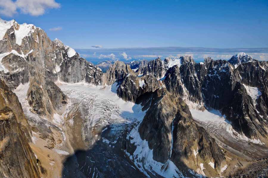 Photo shows a bird's view of mountains of the Alaska Range in Alaska, the United States. The Alaska Range is a relatively narrow, 650-km-long mountain range in the south-central region of Alaska, from Lake Clark and its southwest end to the White River in Canada's Yukon Territory in the southeast. The highest mountain in North America, Mount McKinley, is in the Alaska Range. [Xinhua]