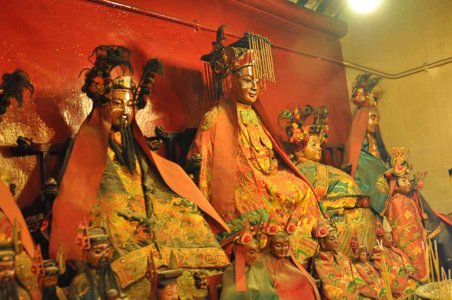 香港文武庙位于荷李活道与楼梯街交界，建于1848年英人统治时期，是香港最古老的、最著名的庙宇之一。它代表着佛教与道教的折衷组合，两者在香港皆有广大的信众。这里奉有两尊神祇，一个是文昌帝（手执毛笔者），主宰文艺方面的事情；另一个是武帝（或称关圣帝君，身穿绿袍，手持长剑者），主掌武艺方面的事情。[中国网]