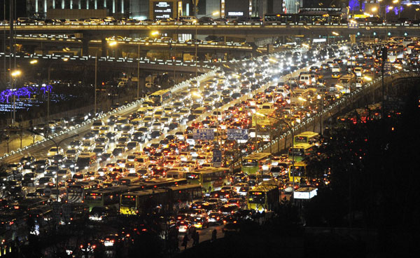 A traffic congestion during rush hour on the Guomao Bridge in Beijing.[Photo/China News Service] 