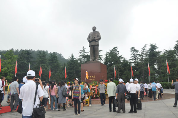 Visitors flood into Mao Zedong Square, in Shaoshan, Hunan province. [Photo / China Daily]