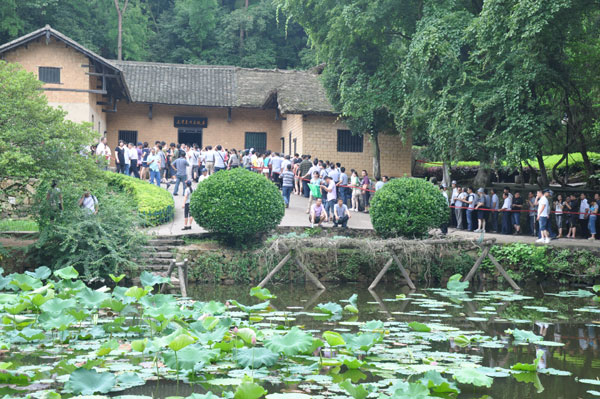 Tourists line up outside Mao's former residence. [Photos / China Daily]