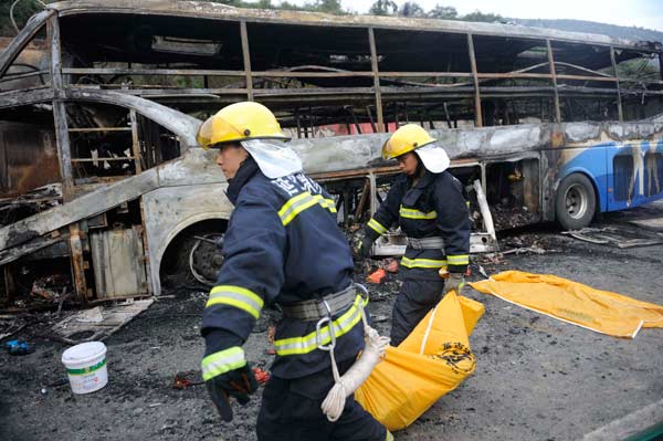 Bodies are removed from a bus on Sunday after it hit the rear of a tanker in Yan'an, Shaanxi province. [Mu Shan / China Daily] 