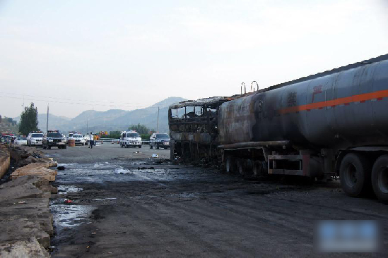 Thirty-six people were killed early on Sunday morning after a bus rammed into a tanker carrying methanol, a highly flammable liquid, and caught fire on a highway in Northwest China's Shaanxi province. Three people were injured, two of them seriously. [Photo/Weibo.com]