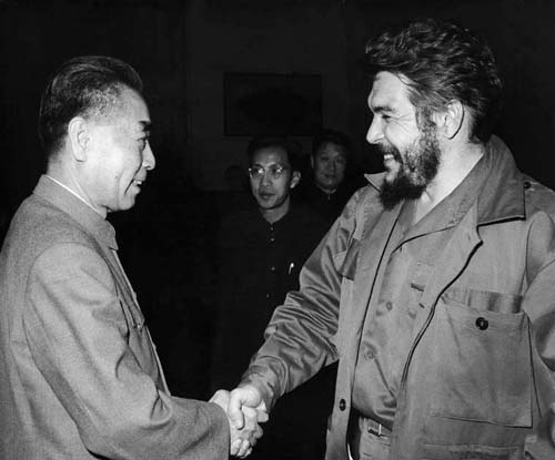 Late Premier Zhou Enlai shaking hands with the visiting Member of the National Leadership and Member of the Secretariat of the United Party of the Socialist Revolution Ernesto Guevara Serna on February 8th, 1965. [File photo]