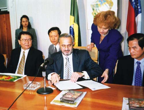 Li Changchun (first from left), Member of the Standing Committee of Political Bureau of the CPC Central Committee at the signing ceremony of the Investment Agreement of the Gree Brazil Ltd during his visit to Brazil in 1999. [File Photo]