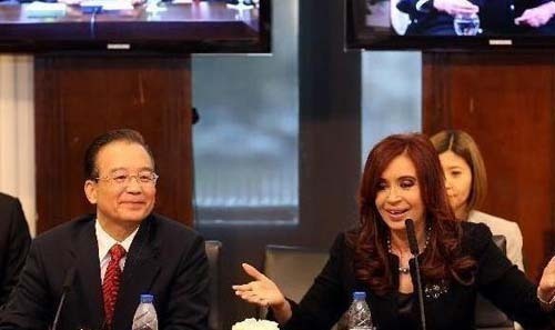 Premier Wen Jiabao (L Front) attends a video conference with leaders of the South American Common Market (Mercosur) including Argentine President Cristina Fernandez (R), Brazilian President Dilma Rousseff and Uruguayan President Jose Mujica, in Buenos Aires, capital of Argentina, June 25, 2012. [Xinhua Photo]