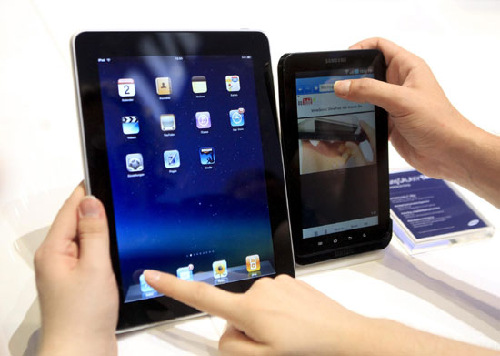 File photo of people comparing the performance of Apple's iPad (L) and Samsung's Galaxy Tab tablet devices at the Internationale Funkausstellung (IFA) consumer electronics fair at 'Messe Berlin' exhibition centre in Berlin, September 2, 2010. [Photo/Agencies]