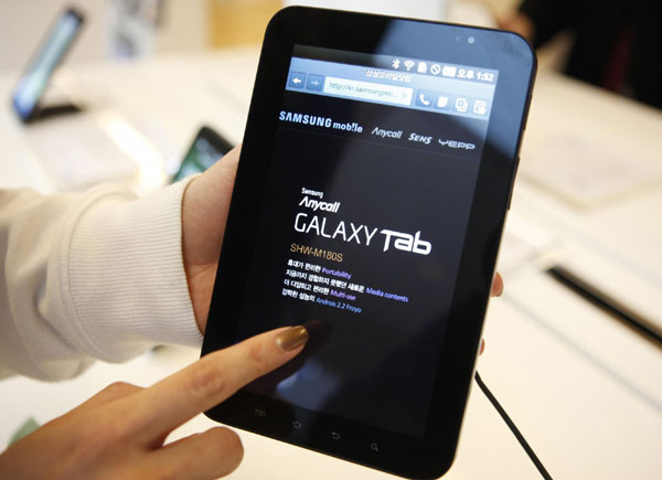 An employee of Samsung Electronics demonstrates Samsung's Galaxy Tab tablet during a photo opportunity at a showroom of the company in Seoul in this January 18, 2011 file photograph. Apple Inc sued rival Samsung Electronics claiming that Samsung's Galaxy line of mobile phones and tablet 'slavishly' copies the iPhone and iPad, according to court papers. [Photo/Agencies]
