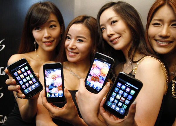 Models pose with the new Samsung Galaxy S Android smartphone during its launch ceremony at the headquarters of Samsung Electronics in Seoul in this June 8, 2010 file photograph. [Photo/Agencies] 