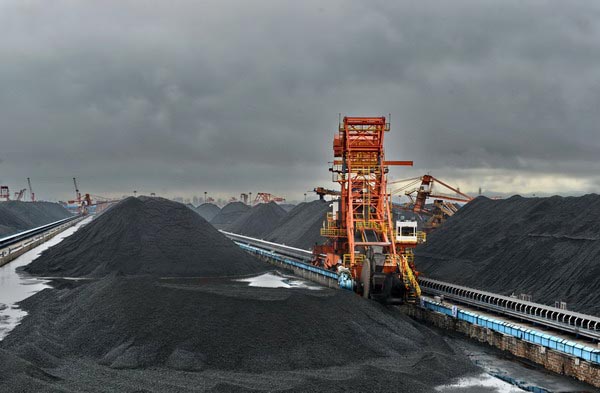 Coal piling up at the Qinhuangdao Port, Hebei province, July 15, 2012. [Photo/Xinhua]  