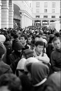 People from different countries wait in line for the new iPhone 4S before it went on sale at the Covent Garden branch of the Apple store in London. Provided to China Daily 